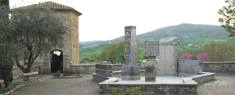 Piazza di Frontino con la fontana di Franco Assetto