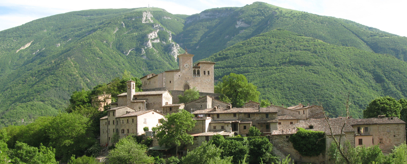 Veduta del Castello e del borgo antico di Piobbico