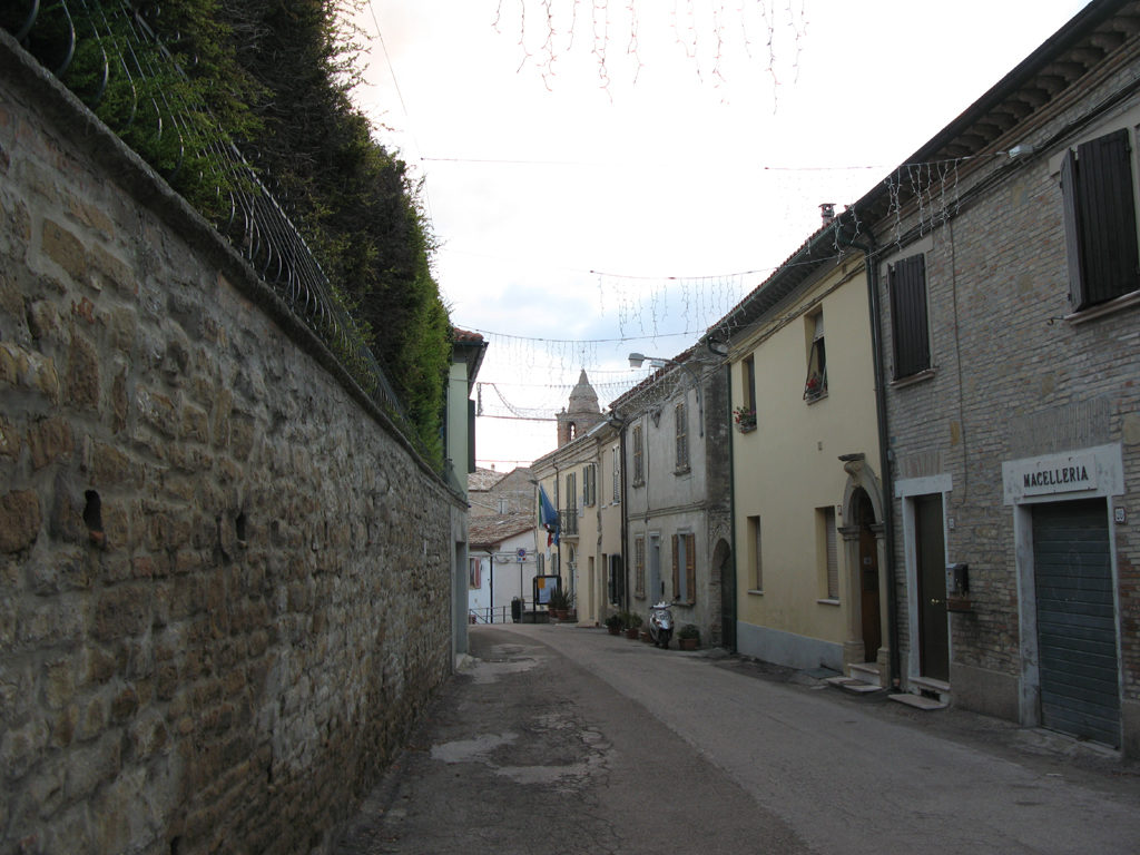 Via principale del borgo di Candelara