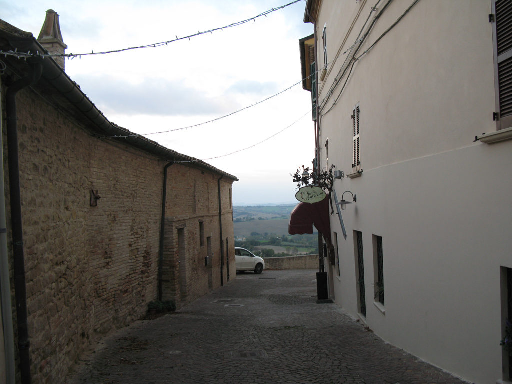 Vicoli all'interno del castello di Candelara