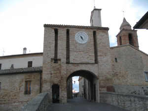 Porta d'accesso al borgo antico di Candelara