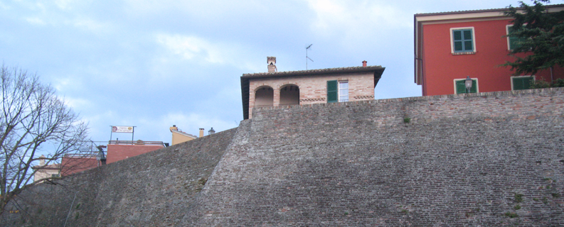 Veduta delle mura di Novilara