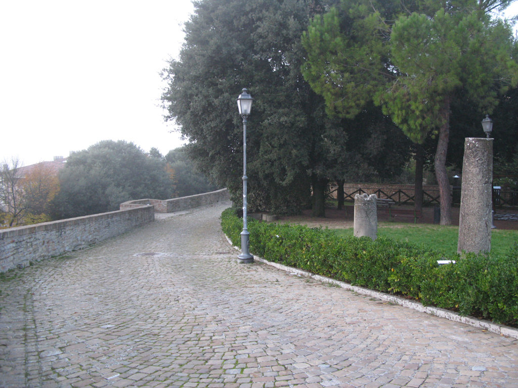 Il piccolo parco all'interno delle mura di Novilara