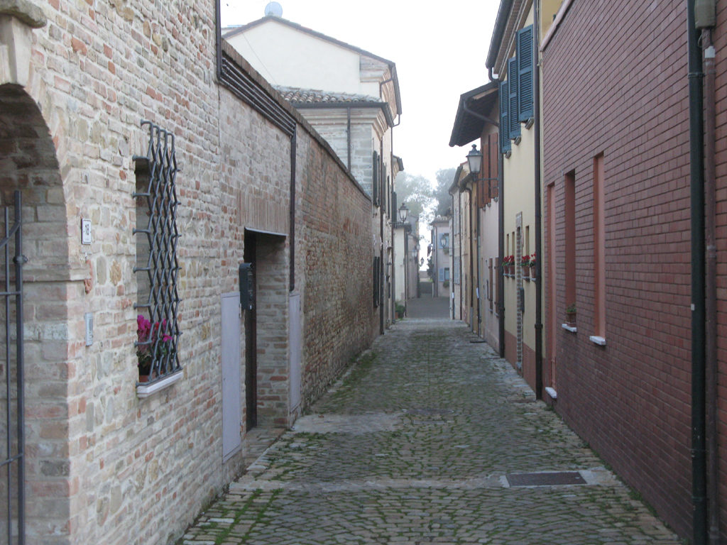 Vicoli tipici all'interno del borgo di Novilara