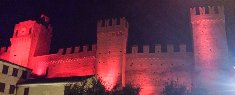 Veduta notturna delle mura di Gradara