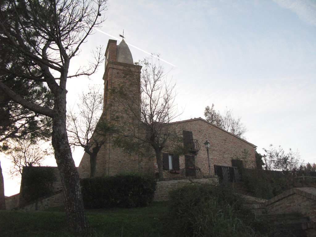 Vista del campanile di Fiorenzuola dal Sentiero dell'amore