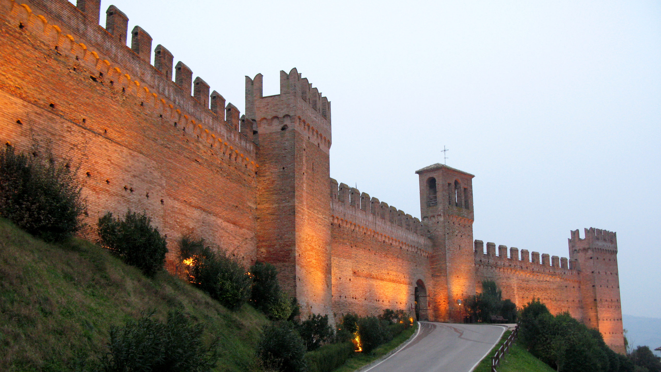 Vista delle mura esterne di Gradara