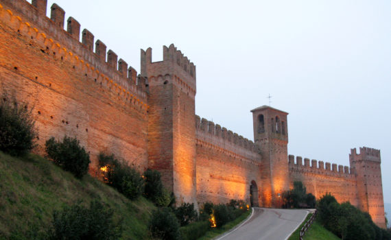 Vista delle mura esterne di Gradara