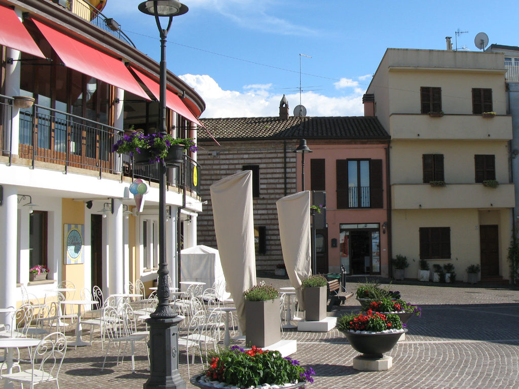 L'incantevole piazzetta di Gabicce Monte