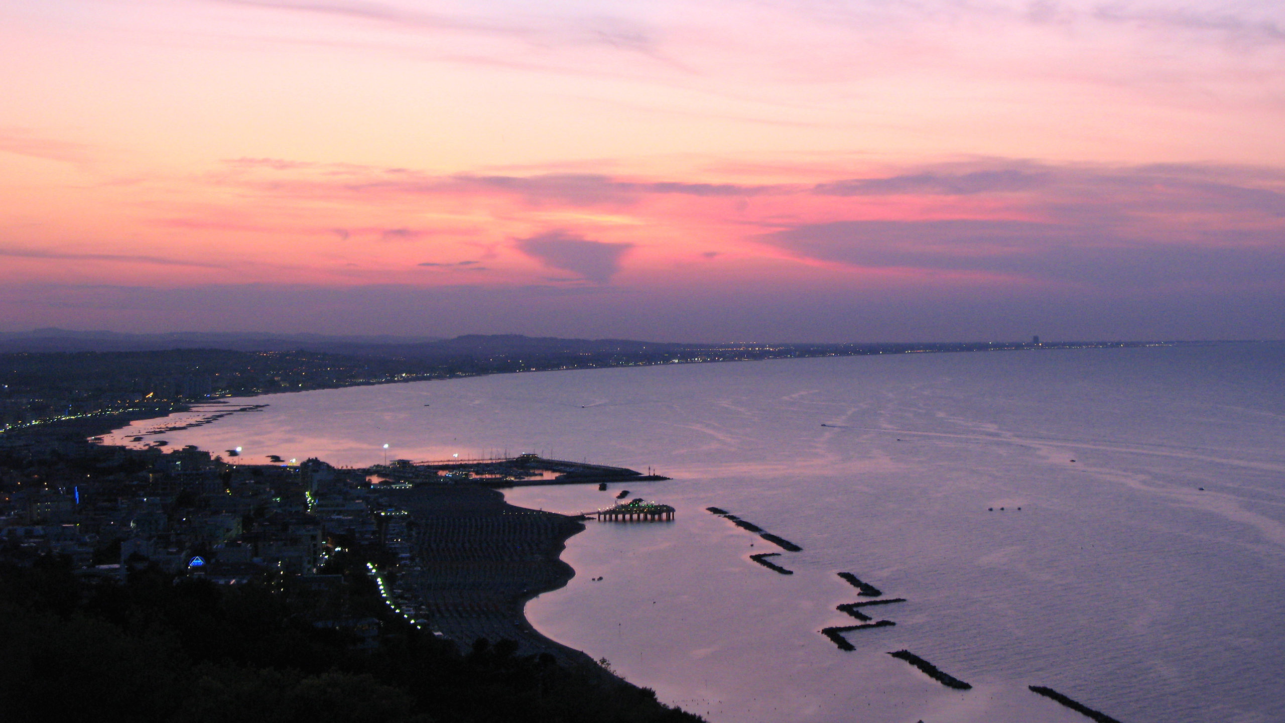 Vista della Riviera Romagnola al tramonto da Gabicce Monte