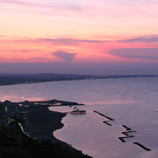 Vista della Riviera Romagnola al tramonto da Gabicce Monte