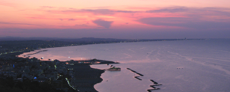 Vista della Riviera Romagnola al tramonto da Gabicce Monte
