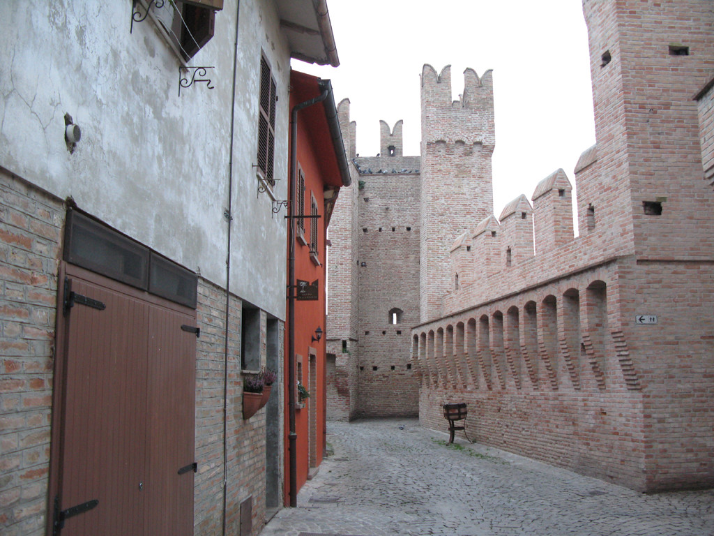 Camminamento interno al Castello di Gradara
