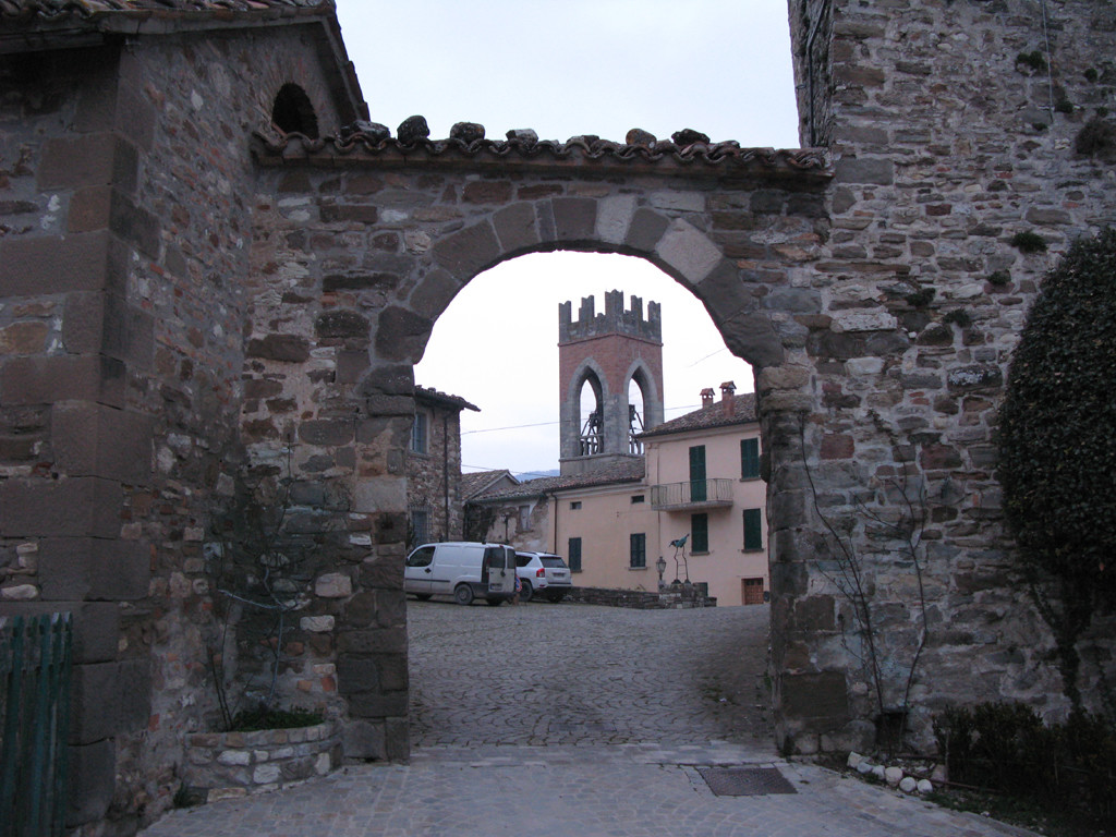 Ingresso alla piazza Begni di Monte Cerignone