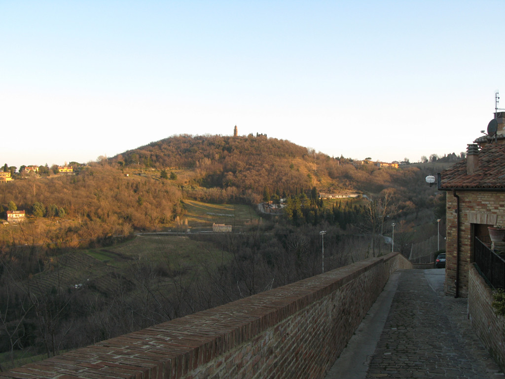 Vista sulle colline dalle mura di Mombaroccio
