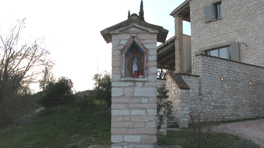 Edicola votiva al centro di Villa Croce