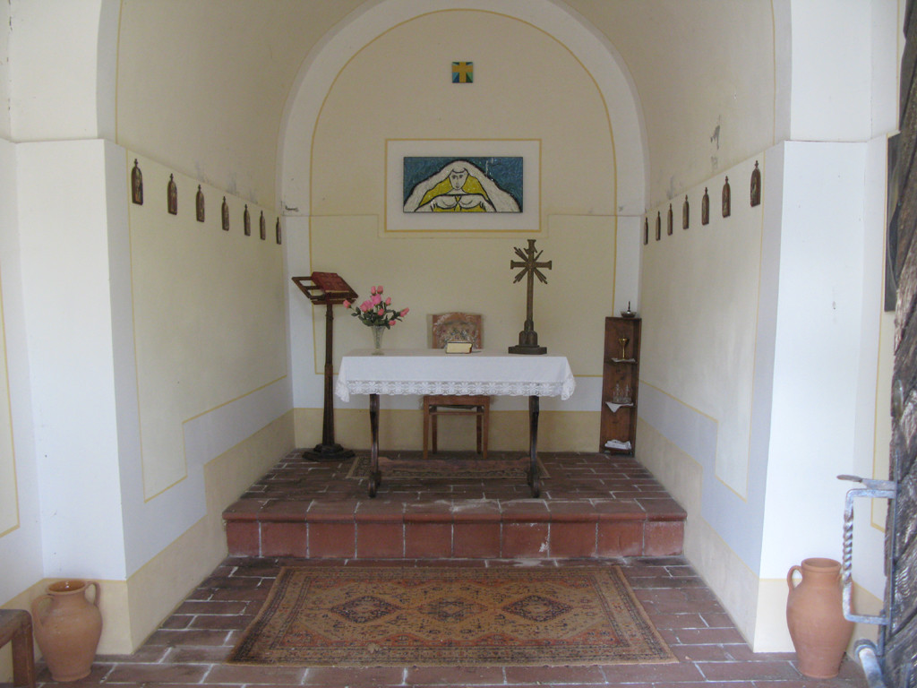 Interno della chiesetta di Cavoleto