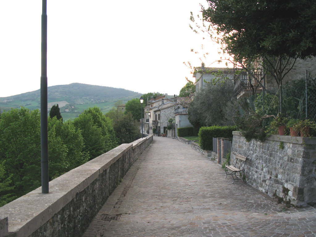 Camminamento lungo le mura di Frontino