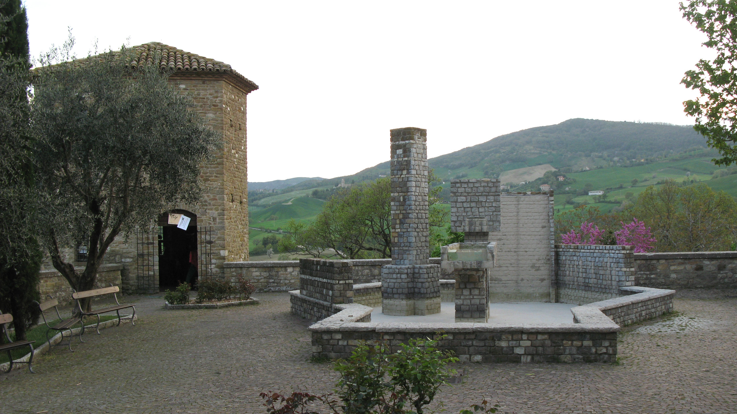 Piazza di Frontino con la fontana di Franco Assetto