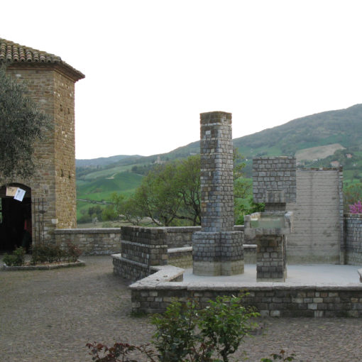 Piazza di Frontino con la fontana di Franco Assetto