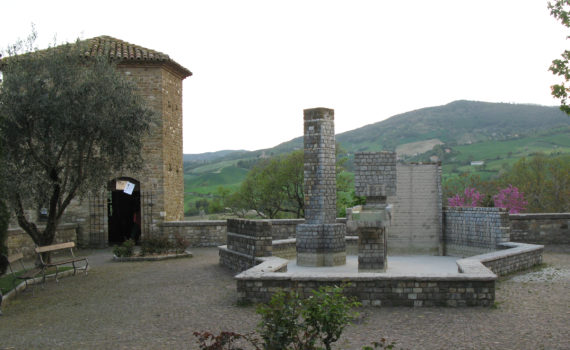 Piazza di Frontino con la fontana di Franco Assetto