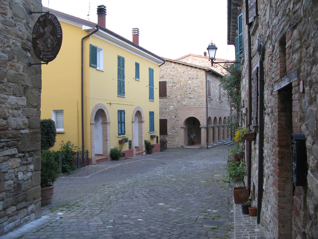 Centro di Frontino con loggiato