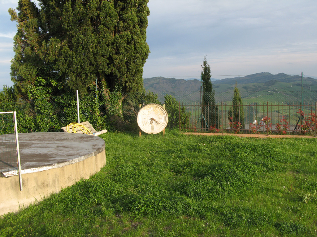 Orologio antico nel parco di Sassofeltrio