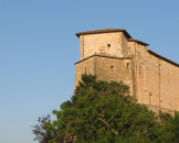 Vista del Castello di Frontone dalla piazza