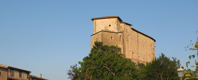 Vista del Castello di Frontone dalla piazza