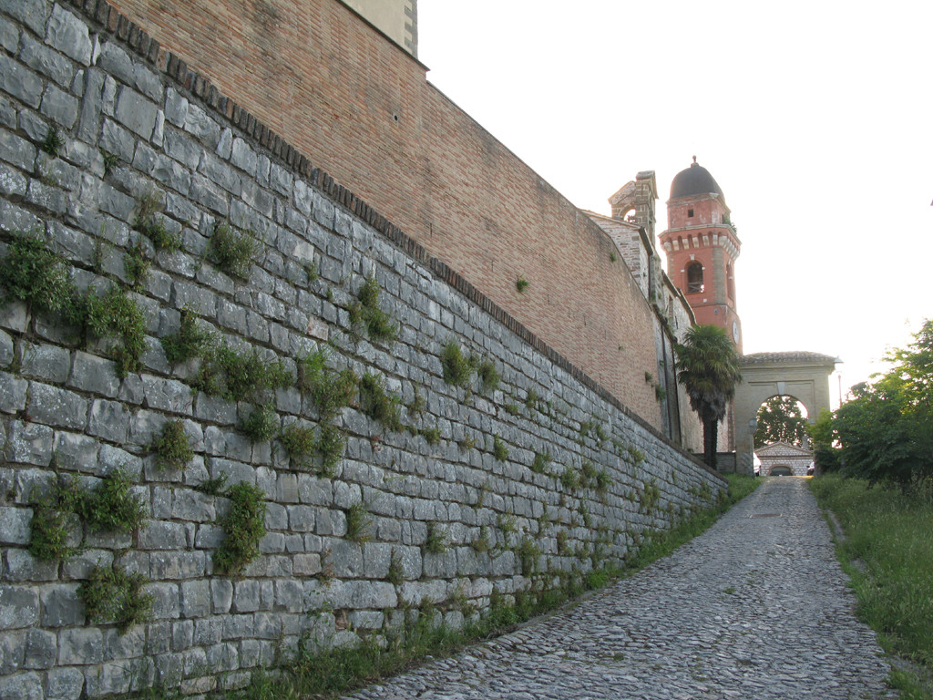 Porta d'ingresso del borgo antico di Frontone