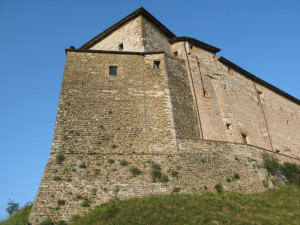 Particolare del Castello di Frontone con il caratteristico puntone