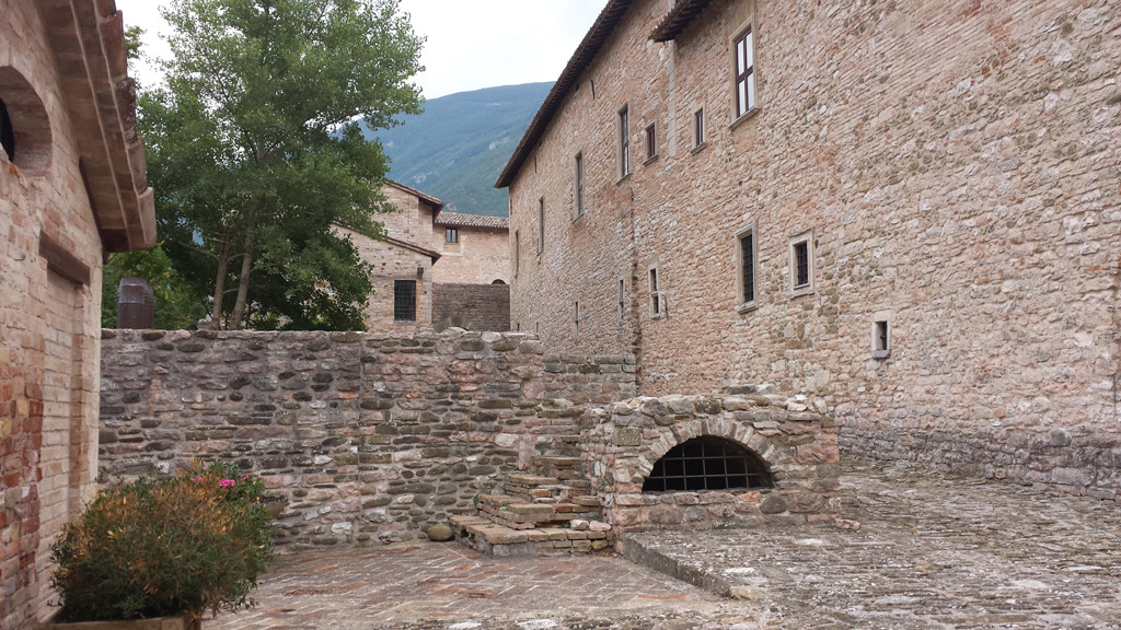 Interno del Castello Brancaleoni con la Via Pubblica