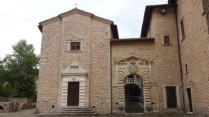 Vista della Chiesa di San Carlo Borromeo dalla Piazza Pubblica del Castello Brancaleoni