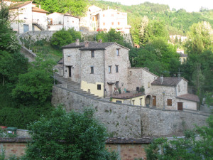 Scalinata di collegamento tra Castello e Borgo