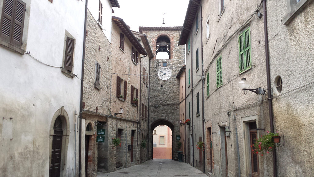 Torre campanaria con orologio ad Apecchio