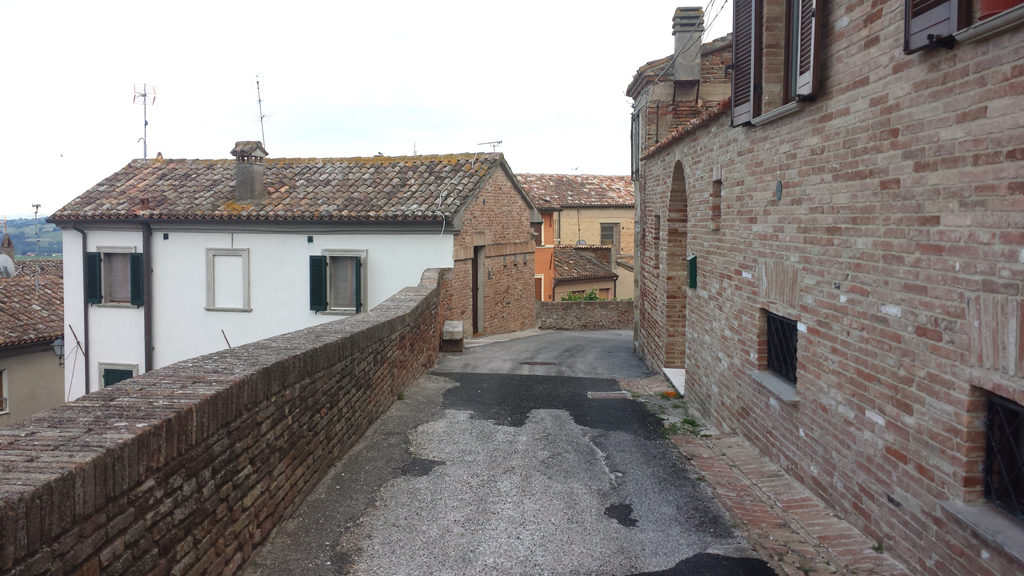 Camminamento interno alle mura di Mondolfo