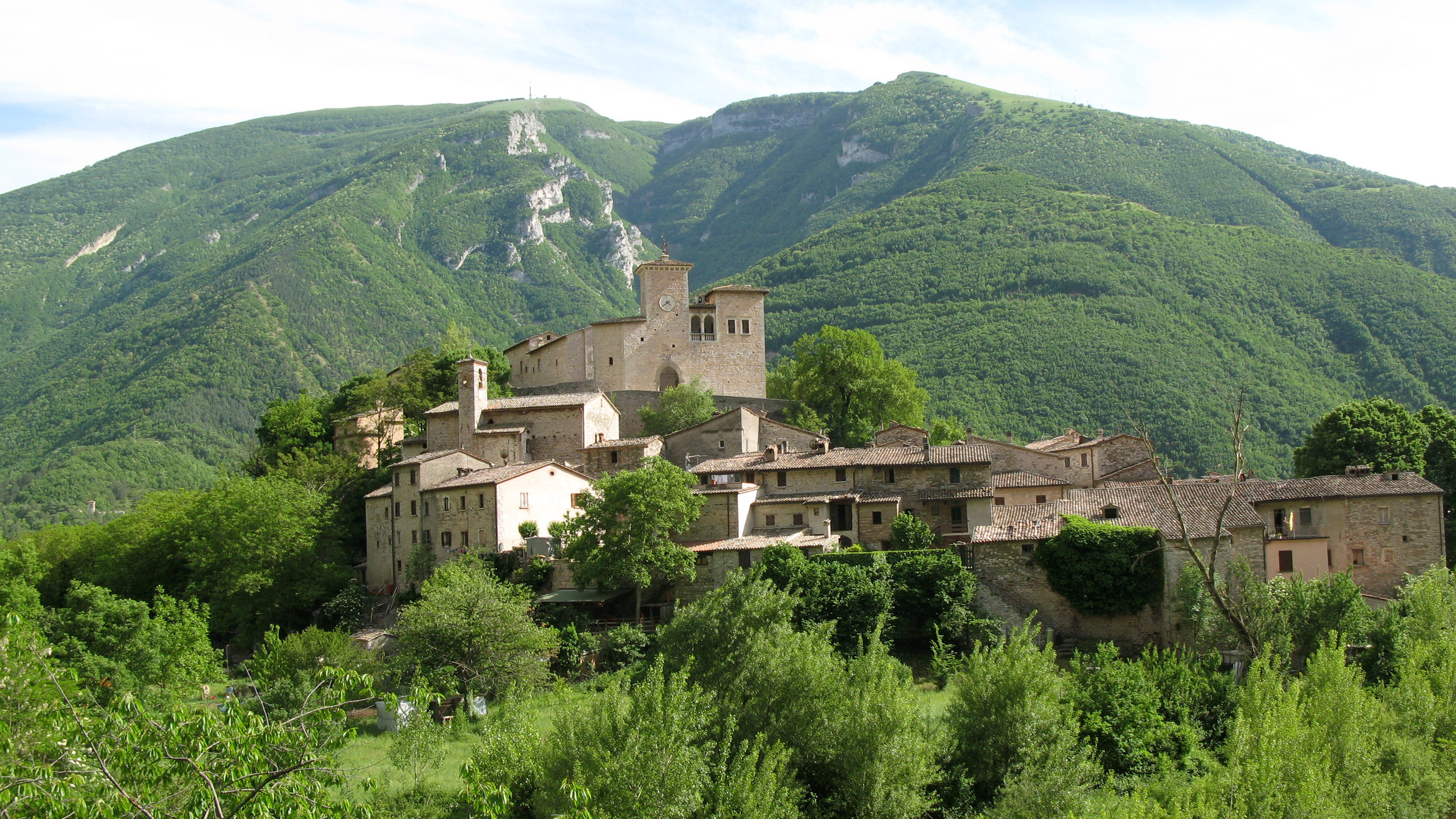 Veduta del Castello e del borgo antico di Piobbico