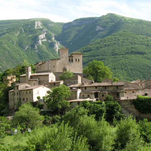 Veduta del Castello e del borgo antico di Piobbico