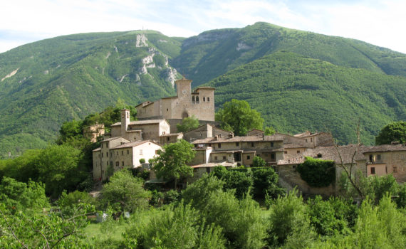 Veduta del Castello e del borgo antico di Piobbico